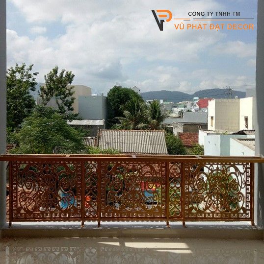hoàn thiện lan can màu vàng đồng